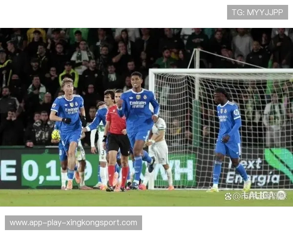 皇马左路斜传直指门前，前锋补射改变比分：一场激情四溢的进攻展现