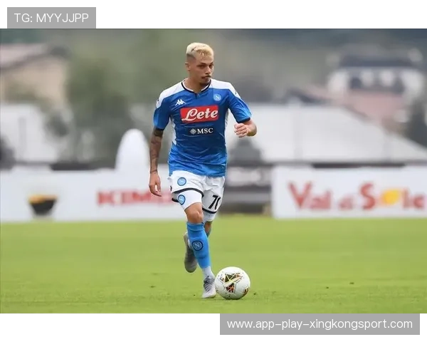 那不勒斯加埃塔诺远射击中立柱弹进极度幸运的瞬间